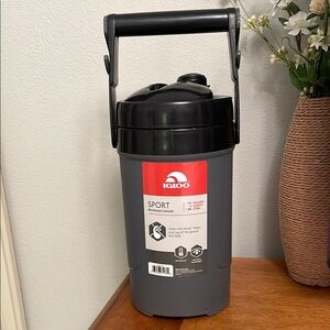 IGLOO Sport Beverage Cooler Half Gallon Jug with Hooks for Hanging